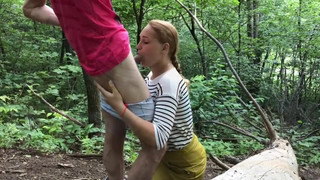Молодая русская парочка занимается сексом в лесу и снимает все на видео